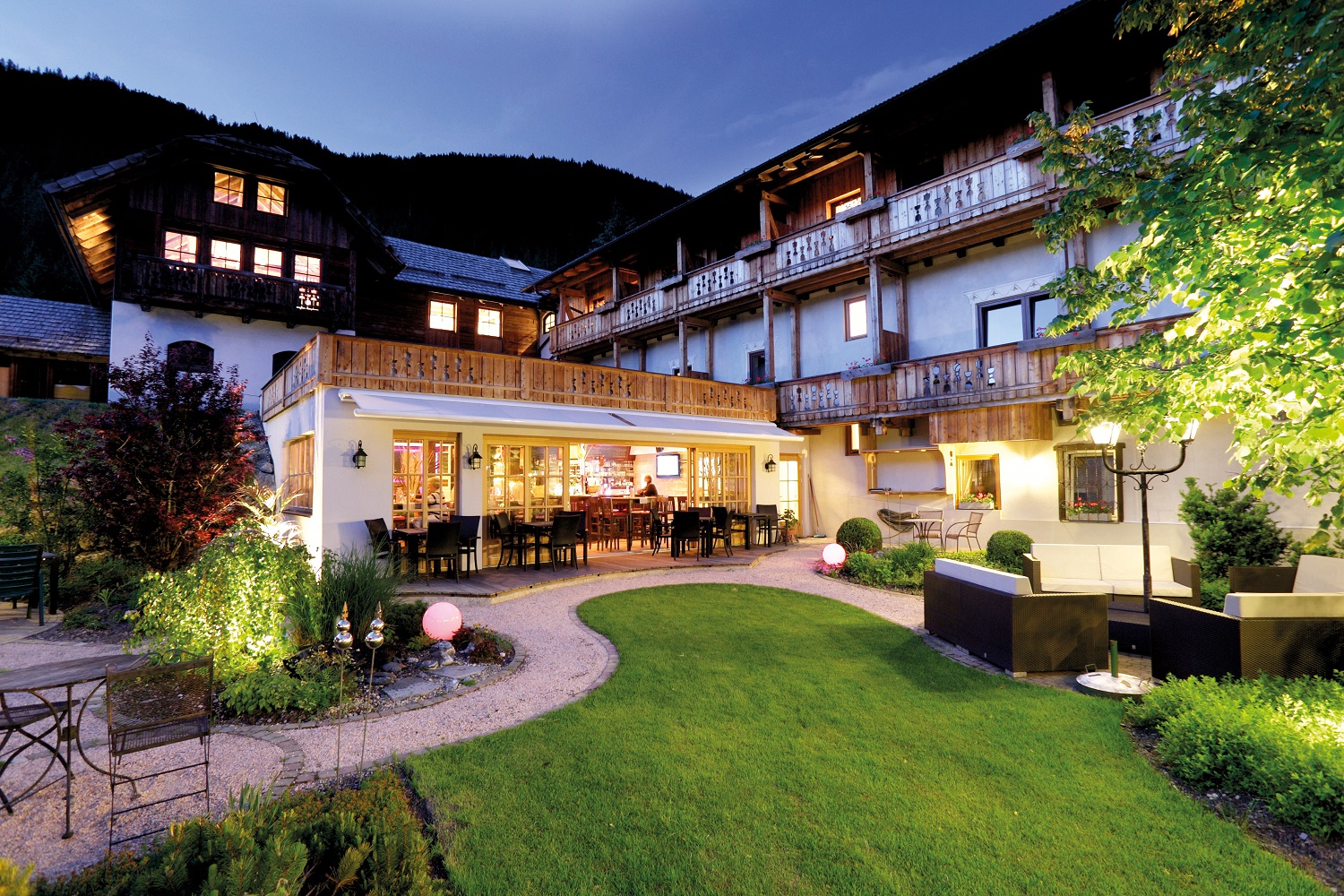 Hotel zum Weißensee Naturpark Urlaub Genuss Wohlfühlen Kärnten Hotelbar Garten gemütlich Lounge