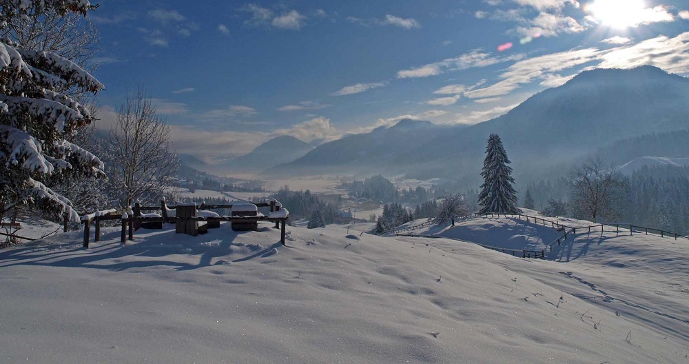 Hotel zum Weissensee Kärnten gemütlich Aktivurlaub Naturpark Winter Winterurlaub Schnee Natureis