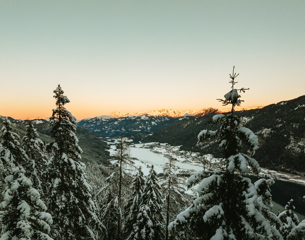 Hotel zum Weissensee Kärnten gemütlich Aktivurlaub Naturpark Winter Winterurlaub Schnee Natureis