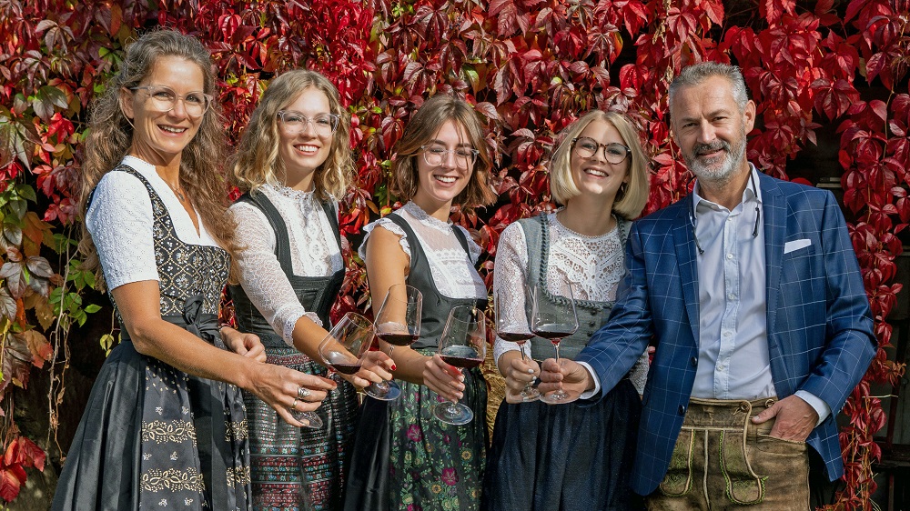 Hotel zum Weißensee Naturpark Urlaub Genuss Wohlfühlen Kärnten Familie Koch Gastgeber aus Leidenschaft seit Generationen Hotel zum Weißensee Naturpark Urlaub Genuss Wohlfühlen Kärnten Familie Koch Gastgeber aus Leidenschaft seit Generationen